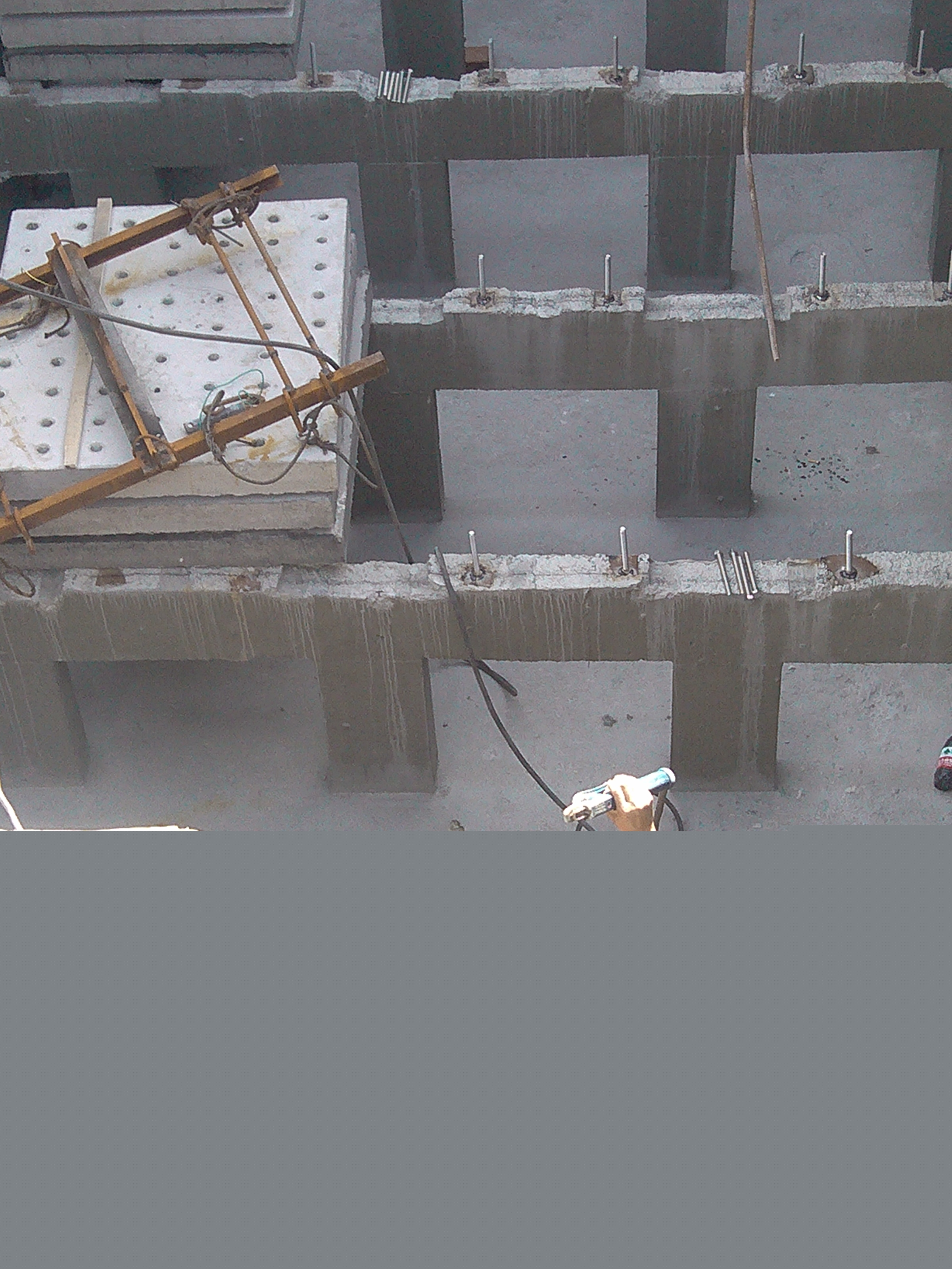 鞏義水廠(chǎng)項(xiàng)目，混凝土濾板安裝